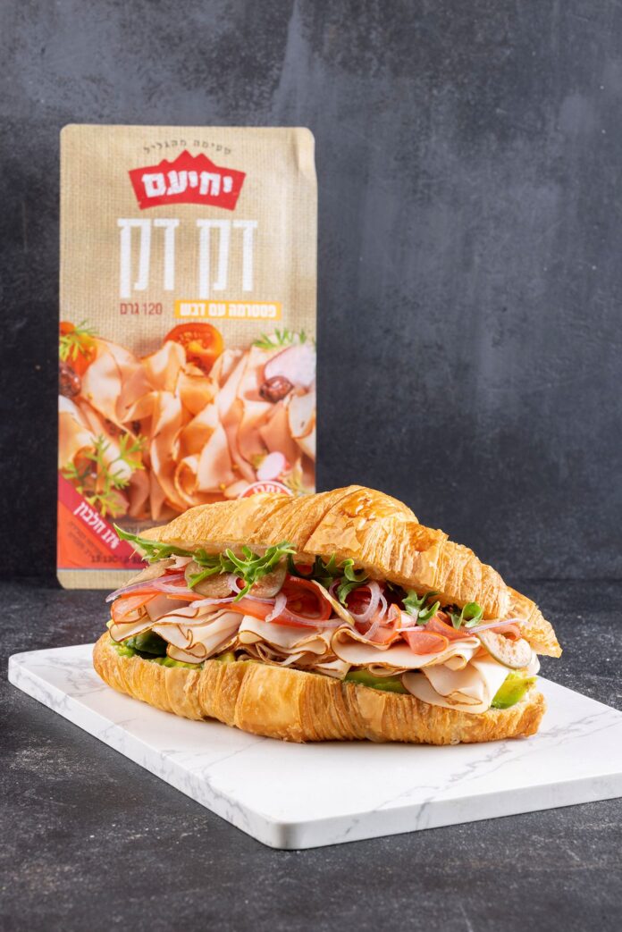 כריך קרואסון עם פסטרמה בדבש אבוקדו וירקות טריים של יחיעם צילום הדס ניצן